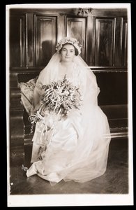 A filha do Dr. Jacoby sentada em seu vestido de casamento, Nova York, 1915-16 (impressão de gelatina de prata)